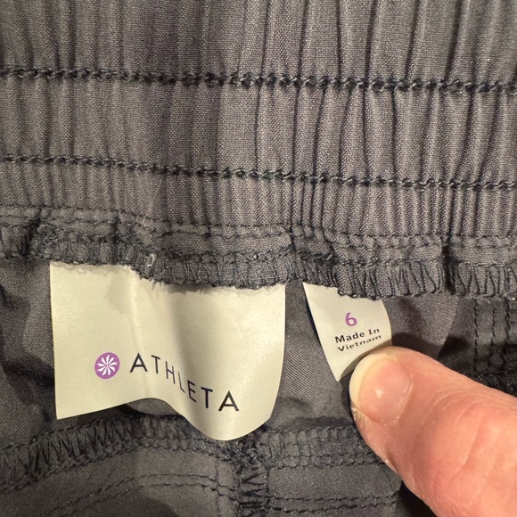 Athleta lightweight activewear capri / crop pants. Sz 6 - Picture 8 of 10